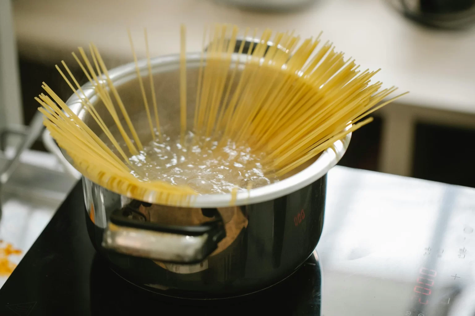 Voici pourquoi vous ne devez jamais saler l’eau des pâtes en début de cuisson Voici pourquoi vous ne devez jamais saler l'eau des pâtes en début de cuisson