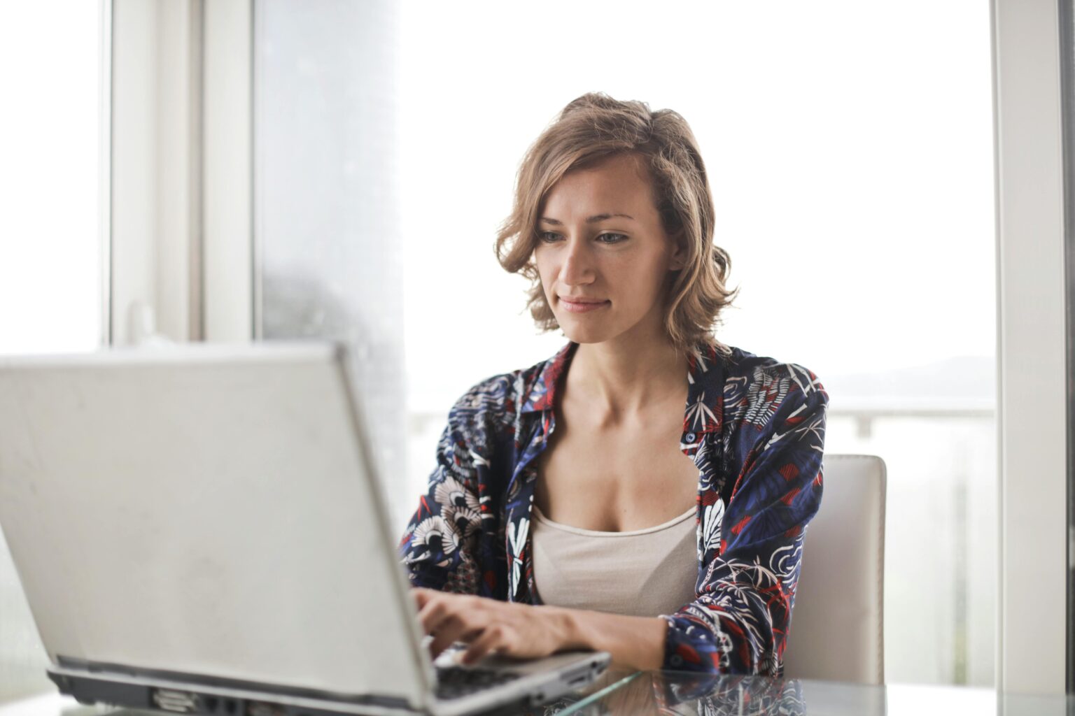 À la Croisée des Chemins : Repenser le Travail Post-Pandémique À la Croisée des Chemins : Repenser le Travail Post-Pandémique